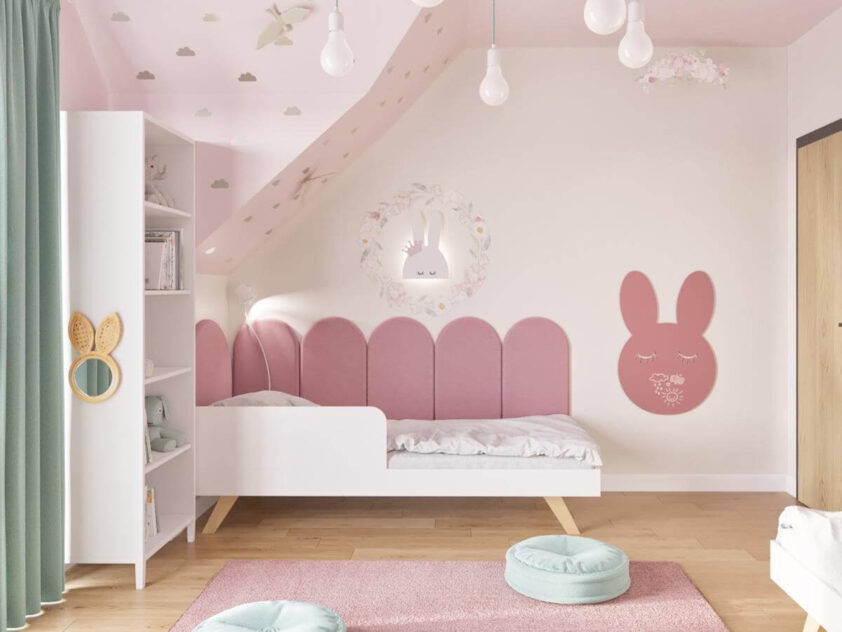 różowy pokój dla dziewczynki z lamką w kształcie królika
