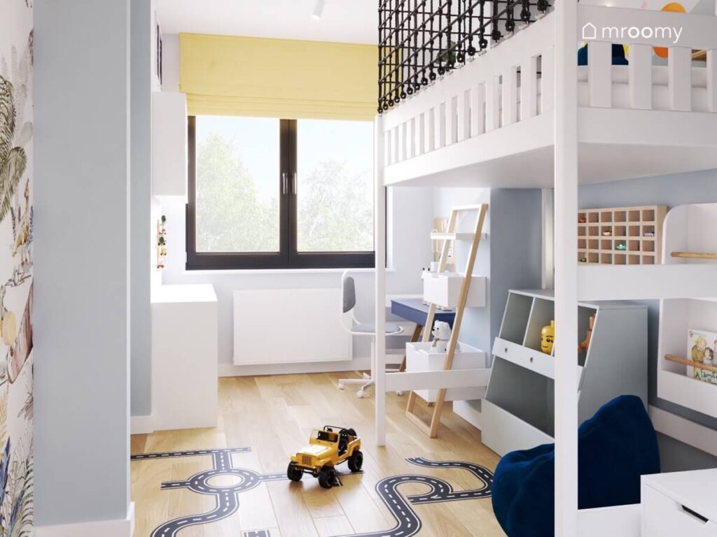 Jasny pokój dla kilkuletniego chłopca a w nim białe meble żółta roleta oraz naklejka podłogowa w kształcie jezdni