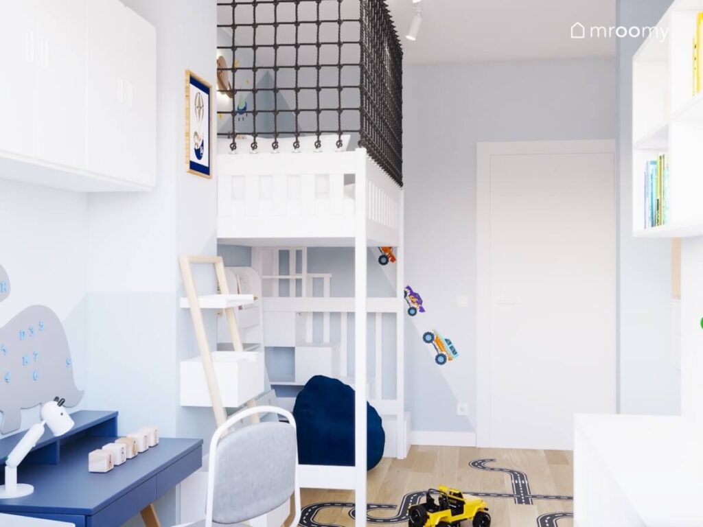 Biało szaro błękitny pokój chłopca a w nim antresola granatowa pufa oraz niebieskie biurko