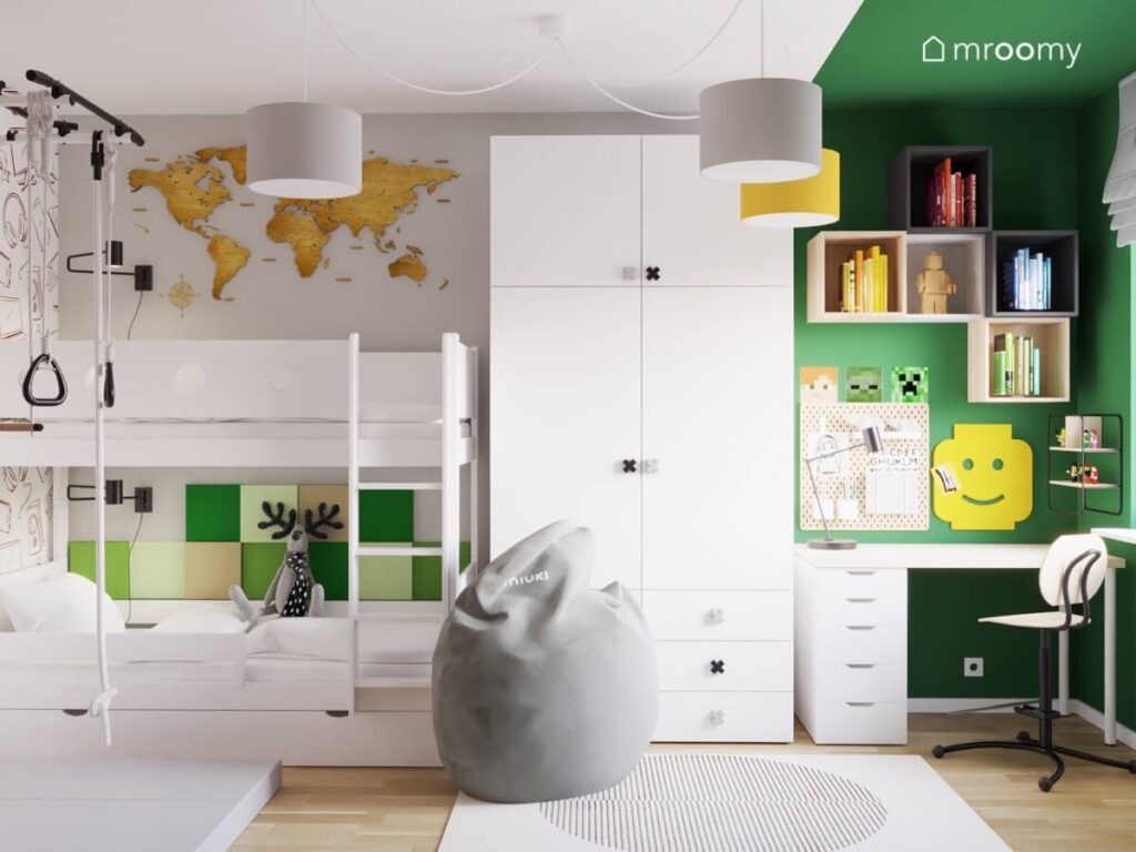 Biało szaro zielony pokój braci a w nim łóżko piętrowe duża szafa szara pufa mapa świata oraz strefa nauki z biurkiem szafkami i organizerem