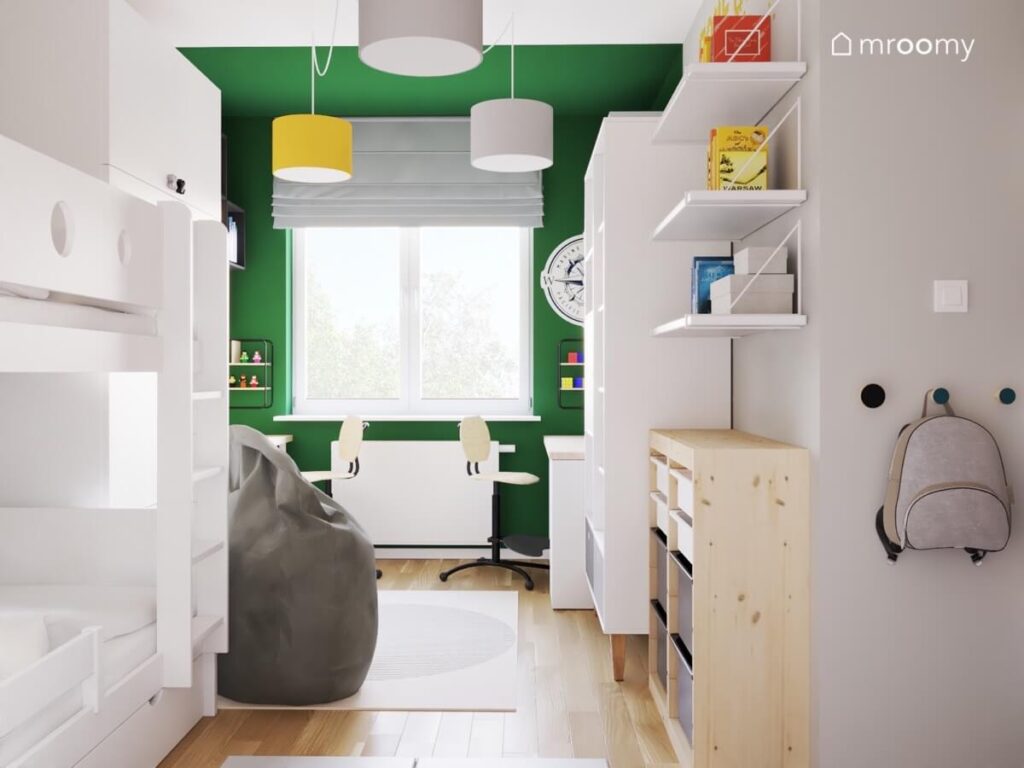 Zielono biały pokój dwóch chłopców w wieku szkolnym a w nim białe i drewniane meble oraz szara pufa