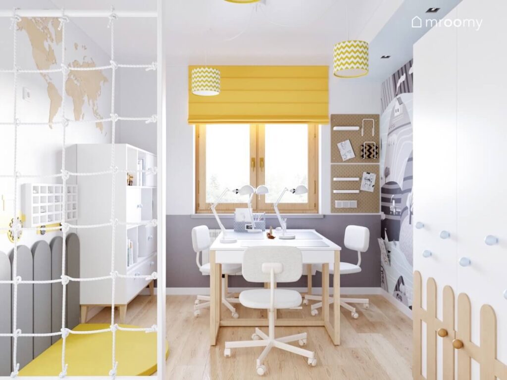 Jasny pokój dla trzech chłopców a w nim biało drewniane meble żółte dodatki oraz szare panele ścienne
