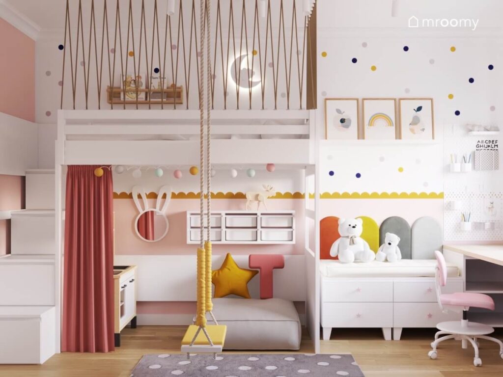 Żółta huśtawka wisząca dywan w kropki oraz biała antresola w pokoju kilkuletniej dziewczynki