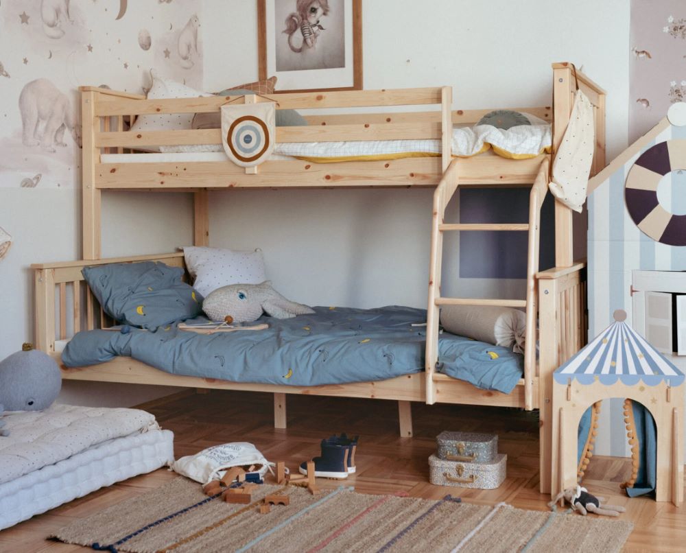 łóżko piętrowe trio z miejscem do spania dla trzech osób i szerokim dolnym łóżkiem