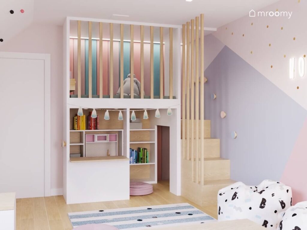 Biało drewniana antresola w pokoju chłopca i dziewczynki na niej miękkie panele ścienne oraz półki i girlanda pomponów