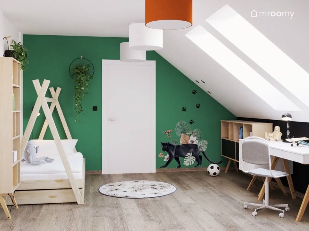 Zielono biało czarny pokój chłopca a w nim drewniane i białe meble ozdobne kwietniki oraz naklejka z panterą na ścianie