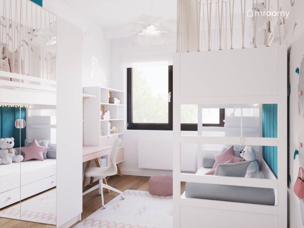 Biały pokój dla kilkuletniej dziewczynki a w nim biała szafa z lustrzanym frontem antresola oraz ozdobna lampa sufitowa