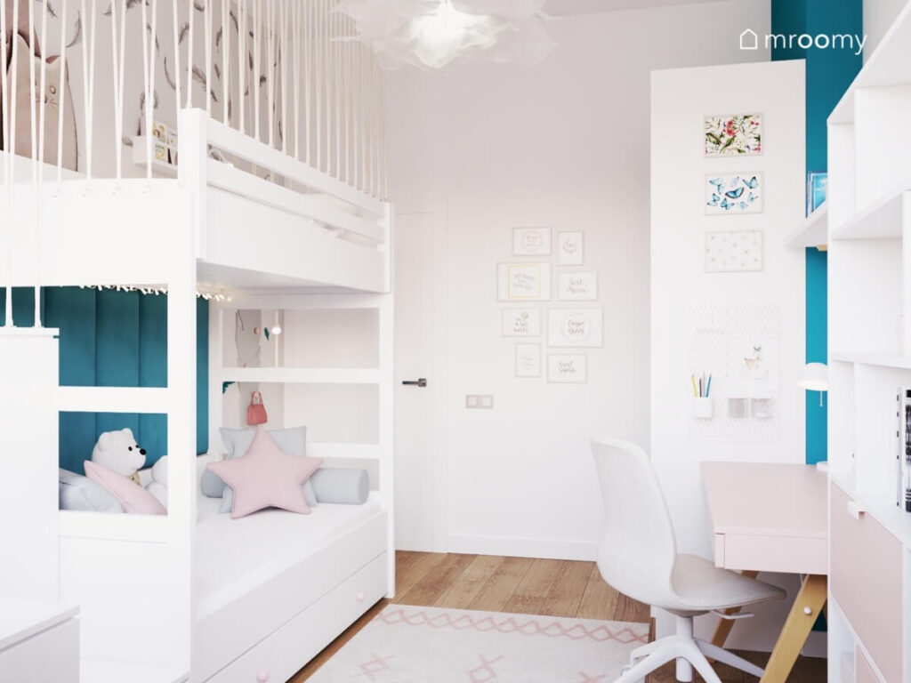 Biały pokój dla pięcioletniej dziewczynki a w nim biała antresola szafa z przyklejonymi obrazkami i organizerem oraz niebieskie akcenty