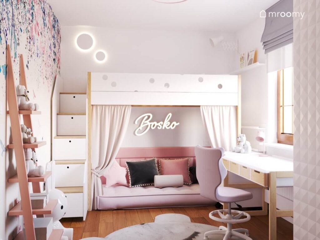 Biała antresola w pokoju dziewczynki a pod nią różowy materac poduszki oraz zasłonka