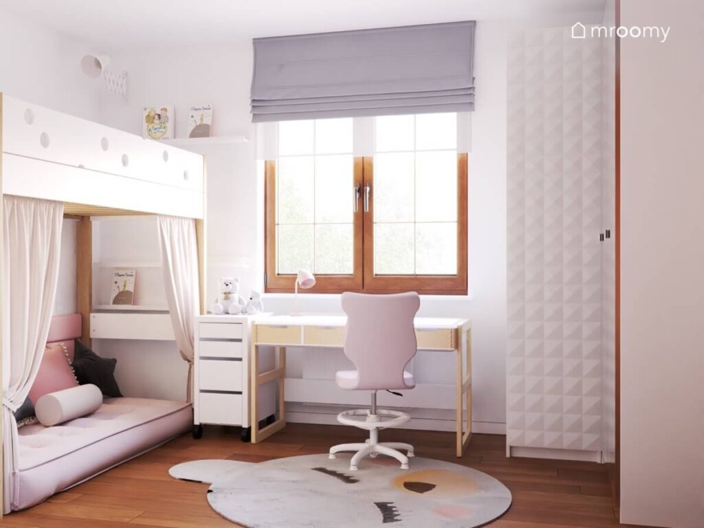Jasny pokój dla dziewczynki w wieku szkolnym a w nim biało drewniane meble oraz dywan z lamą