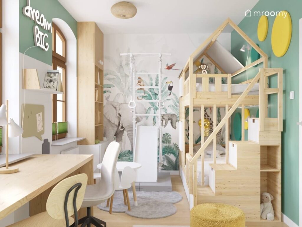 Biało zielony pokój dla chłopca i dziewczynki a w nim drabinka gimnastyczna ze zjeżdżalnią tapeta z dżunglą oraz drewniane łóżko piętrowe w kształcie domku