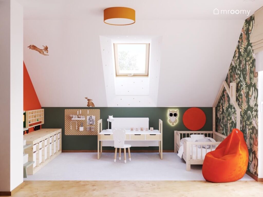 Poddaszowy pokój dla małego chłopca z białym skosem z naklejkami w króliki ciemnozieloną ścianką kolankową oraz drewnianymi meblami