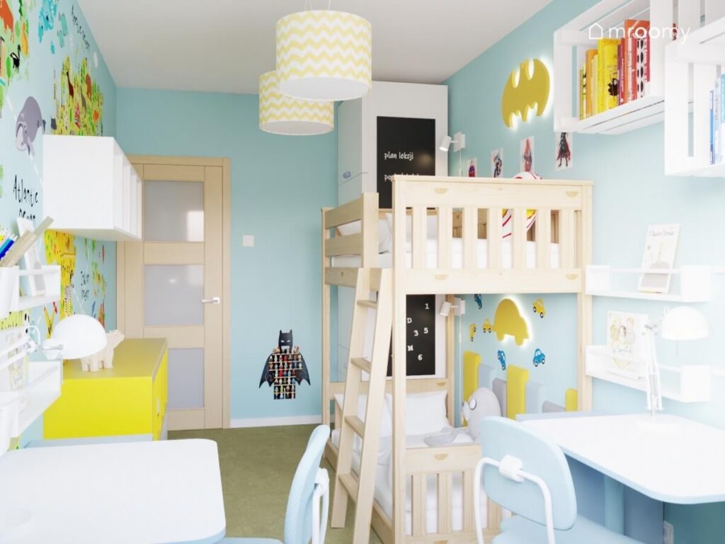 Jasnoniebieski pokój dla rodzeństwa a w nim białe meble drewniane łóżko piętrowe oraz dodatki z superbohaterami
