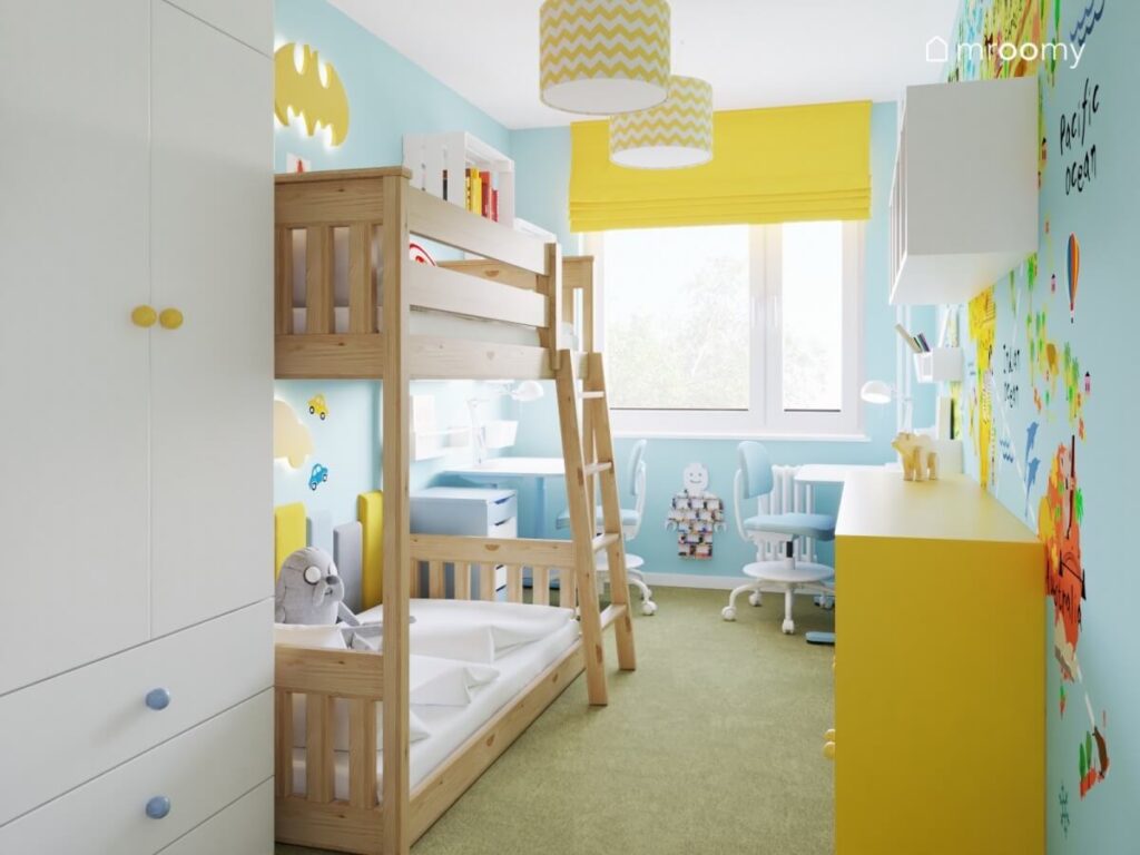 Niebieski pokój dwóch chłopców z białą szafą z kolorowymi gałkami drewnianym łóżkiem piętrowym oraz żółtymi dodatkami