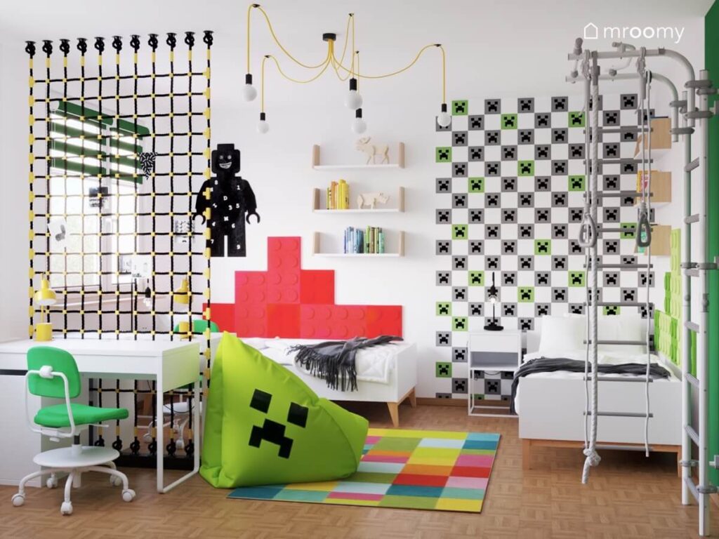 Biały pokój kilkuletnich chłopców z białymi meblami drabinką gimnastyczną tablicą kredową w kształcie ludzika Lego oraz motywami z Minecrafta