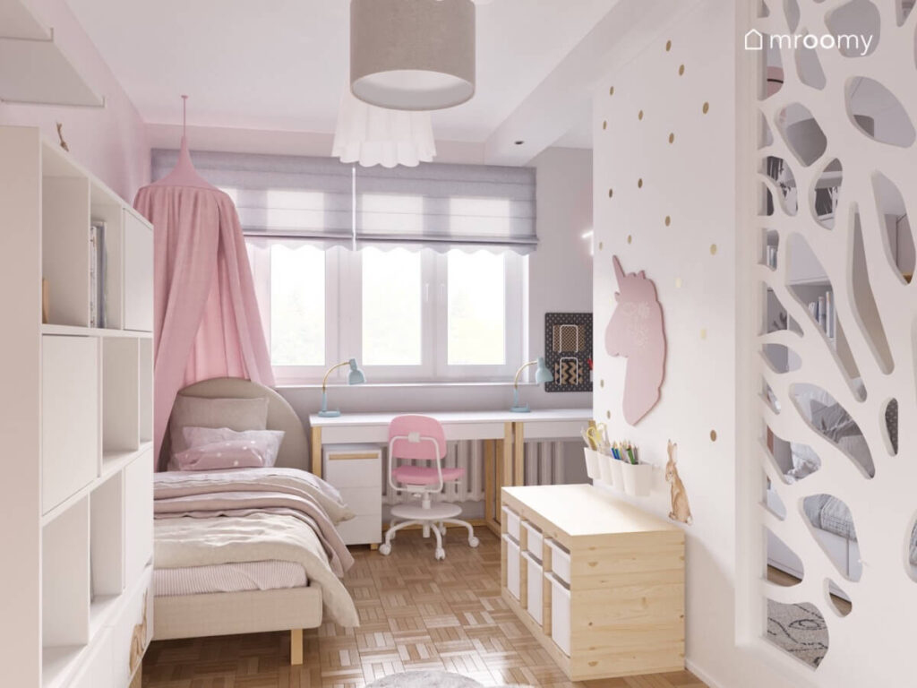 Część pokoju jednej z dziewczynek w pokoju dla rodzeństwa z tapicerowanym łóżkiem z baldachimem biurkiem z różowym krzesłem i drewnianym regałem z pojemnikami