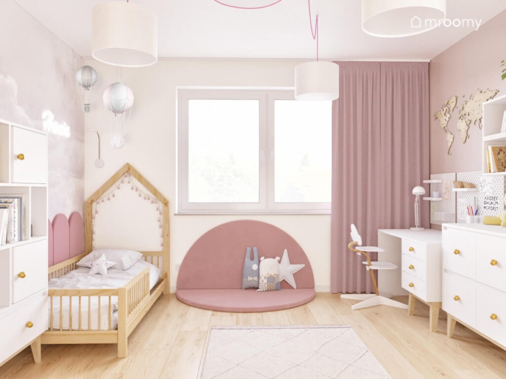 Jasny pokój dla dziewczynki z drewnianym łóżkiem miękkimi niebieskimi panelami oraz ozdobnymi balonami