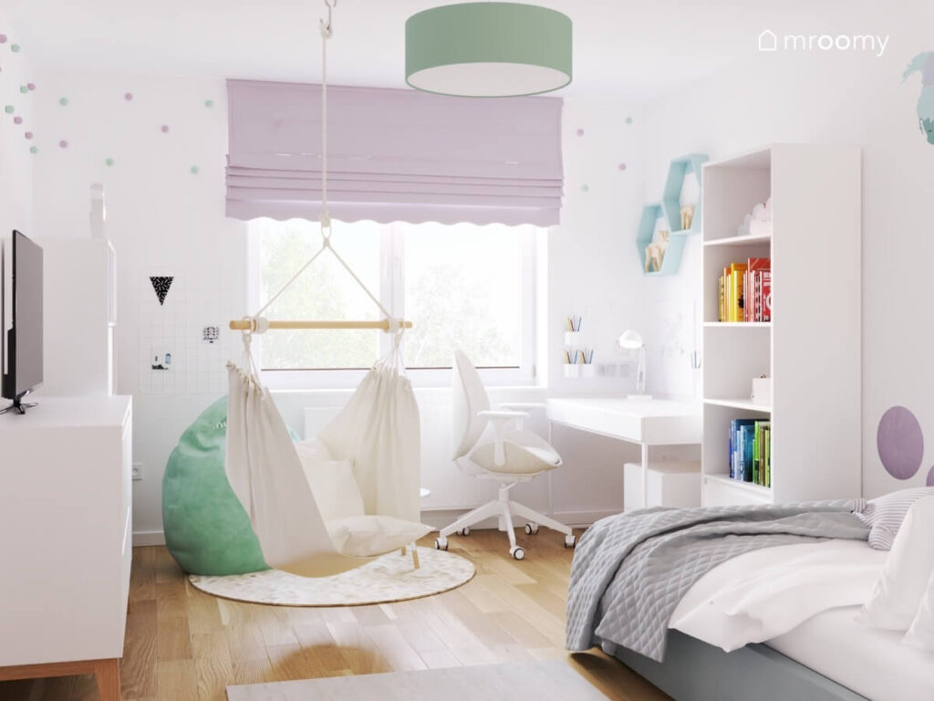 Biały pokój dla sześciolatki a w nim białe meble fotel wiszący oraz dodatki w pastelowych kolorach