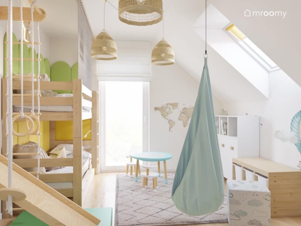 Biały poddaszowy pokój dziewczynki i chłopca z drewnianym łóżkiem piętrowym dużym dywanem fotelem kokonem oraz lampami z wikliny