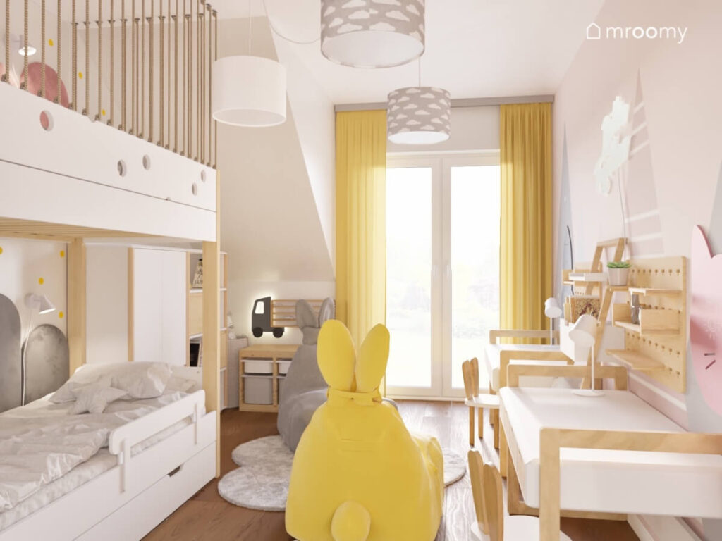 Biały pokój dla chłopca i dziewczynki z biało drewnianymi meblami żółtymi zasłonami pufami z uszami oraz lampami w chmurki