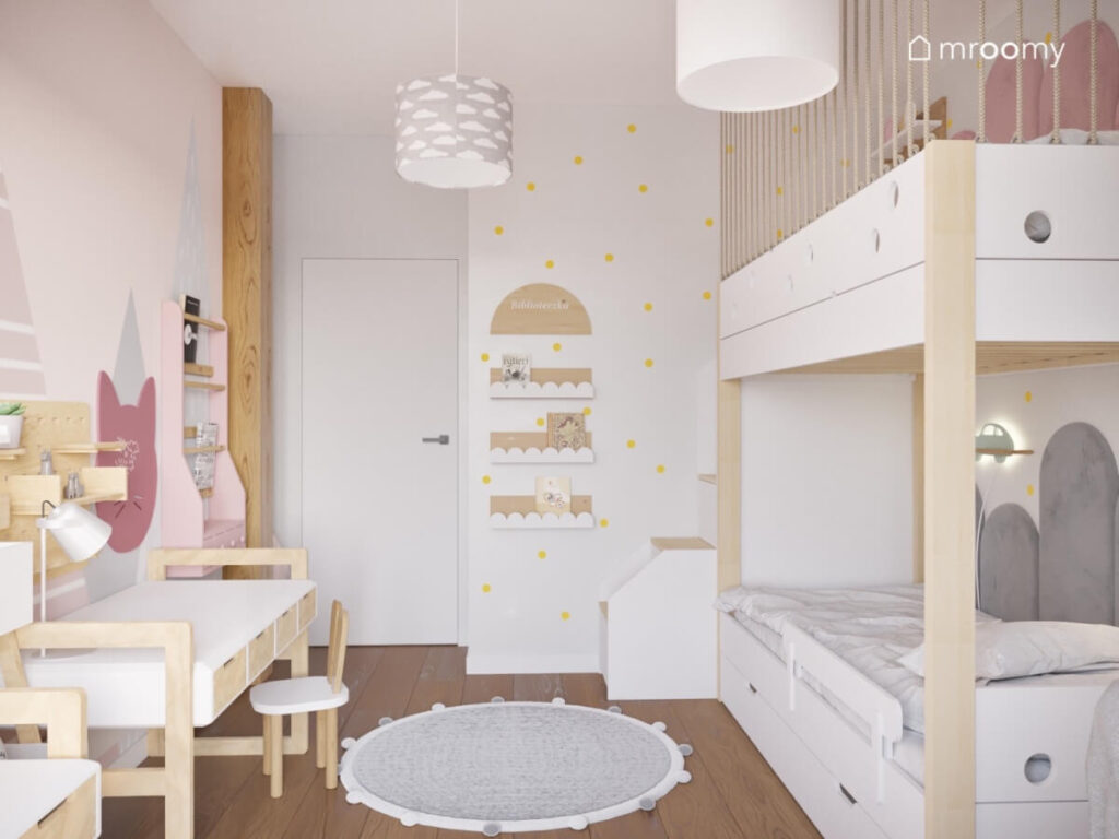 Jasny pokój dla rodzeństwa z biało drewnianymi meblami łóżkiem piętrowym oraz kropkami na ścianie