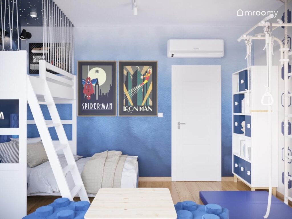 Ściana pokryta gradientową tapetą w pokoju kilkuletniego chłopca a na niej plakaty z bohaterami Marvela