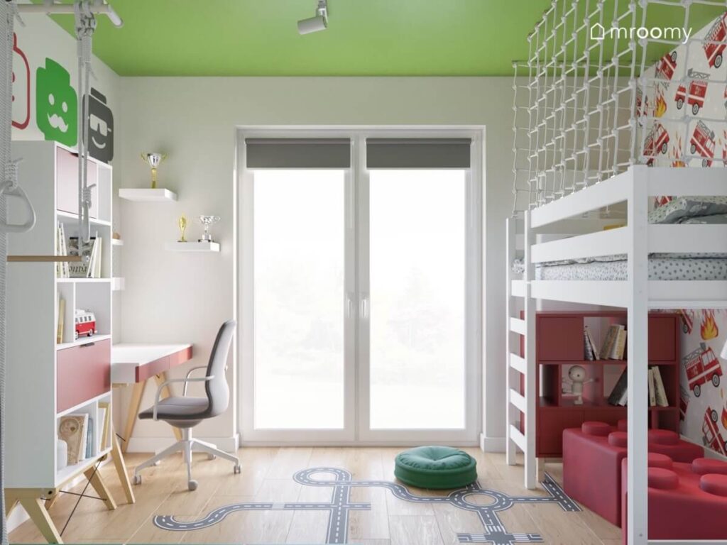 Szary pokój dla chłopca z zielonym sufitem białą antresolą czerwonymi dodatkami i naklejką podłogową w kształcie jezdni