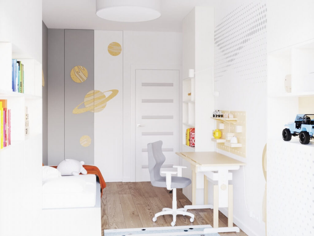Biały pokój dla chłopca z kosmicznymi motywami na ścianach i meblach oraz dywanem w paski i kropki