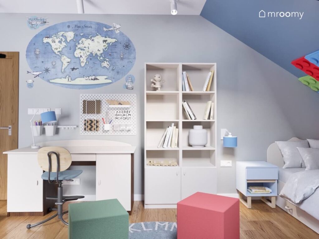 Szaro niebieski poddaszowy pokój chłopca z białymi meblami organizerami ściennymi oraz dużą mapą świata
