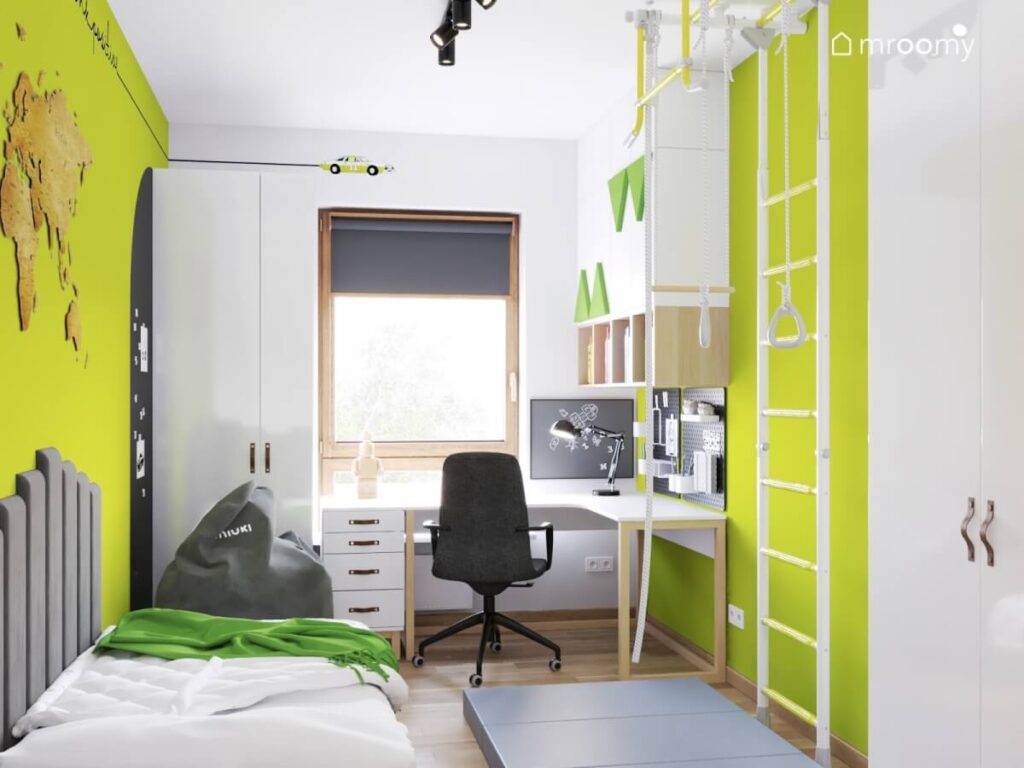 Biało zielony pokój dla chłopca z białymi meblami szarą pufą oraz drabinką gimnastyczną i materacem