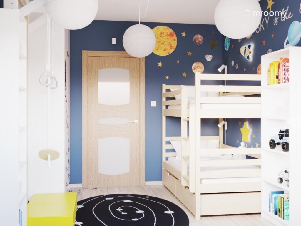 Granatowy pokój dla rodzeństwa z drewnianym łóżkiem piętrowym kosmicznym dywanem i naklejkami ściennymi planety i gwiazdy