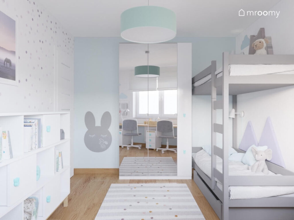 Biało błękitny pokój dla dwóch dziewczynek z białymi meblami szarym łóżkiem piętrowym oraz tablicą kredową królik