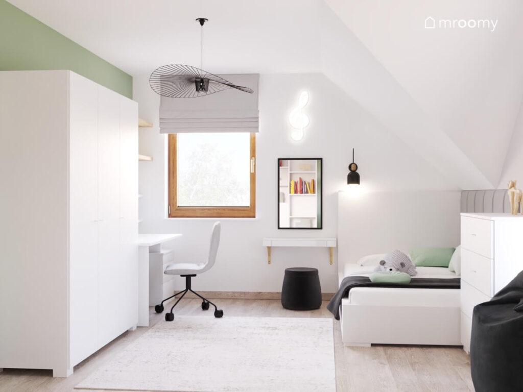 Biało zielony poddaszowy pokój dla nastolatki a w nim białe łóżko obok toaletka i ledon w kształcie klucza wiolinowego
