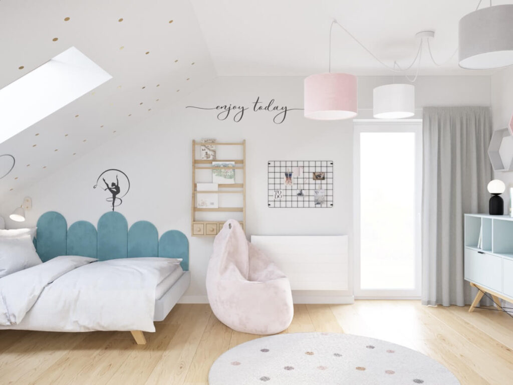 Biały poddaszowy pokój dla dziewczynki z tapicerowanym łóżkiem jasnoróżową pufą oraz skosem w kropki i naklejkami ściennymi