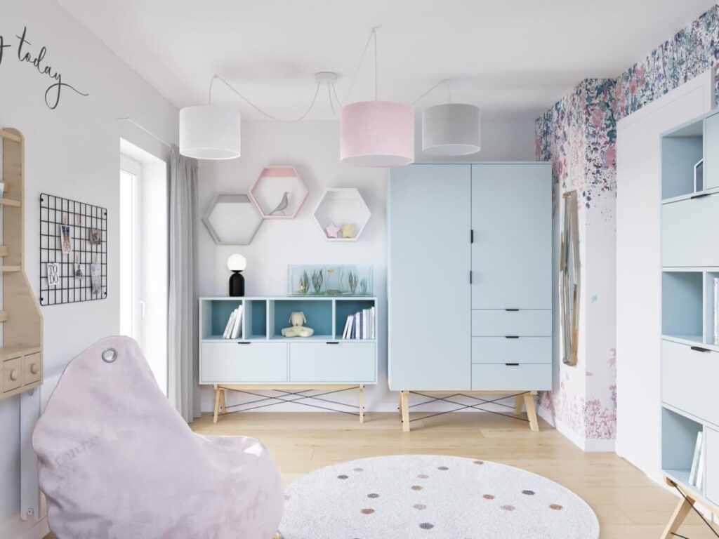Biały pokój dla dziewczynki z błękitną szafą i komodą oraz półkami w kształcie heksagonów i lampami sufitowymi w trzech kolorach