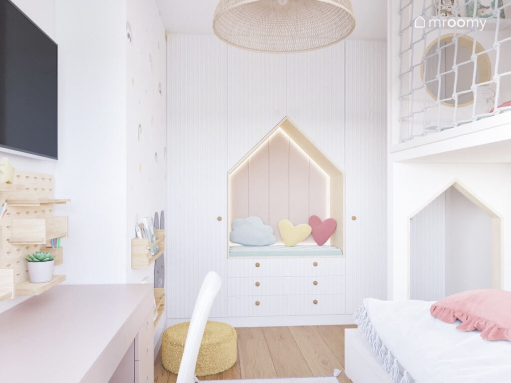 Jasny pokój dla dziewczynki z białymi meblami i przytulnym kącikiem w kształcie domku