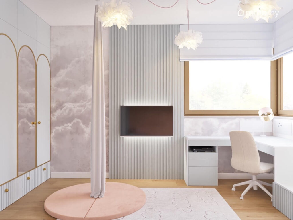 Jasny pokój dla dziewczynki z tapetą w chmury szarfą akrobatyczną oraz białymi ozdobnymi lampami