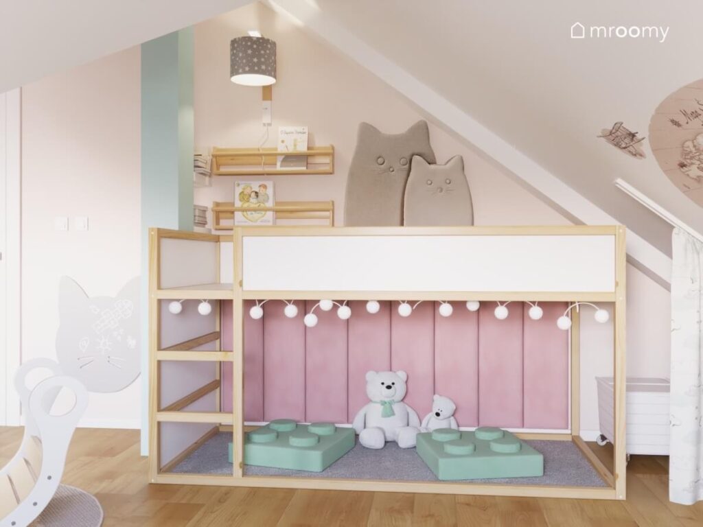 Antresola w pokoju małej dziewczynki z panelami w kształcie kotów girlandą cotton balls oraz przytulnym kącikiem pod spodem