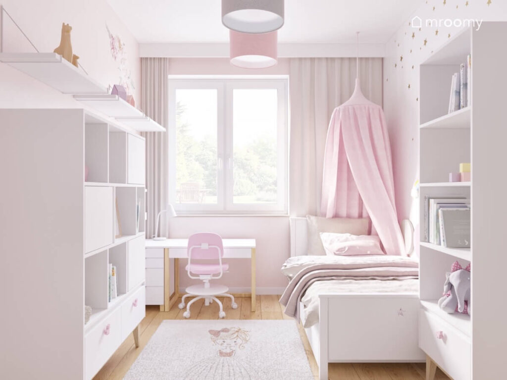 Jasny pokój dla dziewczynki a w nim białe meble różowe gałki do mebli w kształcie królików oraz dywan z postacią dziewczynki