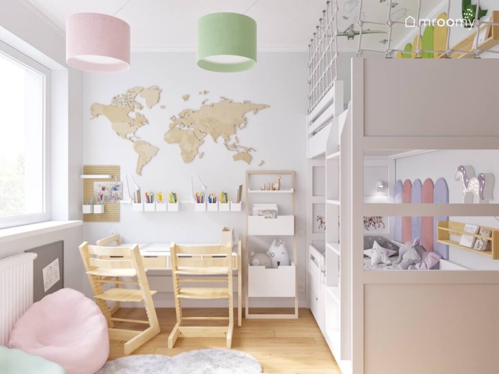 Szary pokój dla chłopca i dziewczynki a w nim łóżko piętrowe oraz strefa nauki z organizerami i mapą świata a na suficie pastelowe lampy