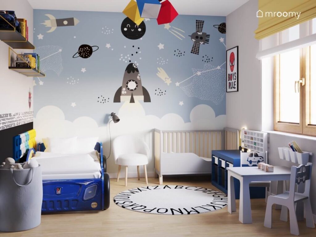 Kosmiczna tapeta drewniane łóżko dla dziecka łóżko wyścigówka oraz dywan z alfabetem w pokoju dla chłopców