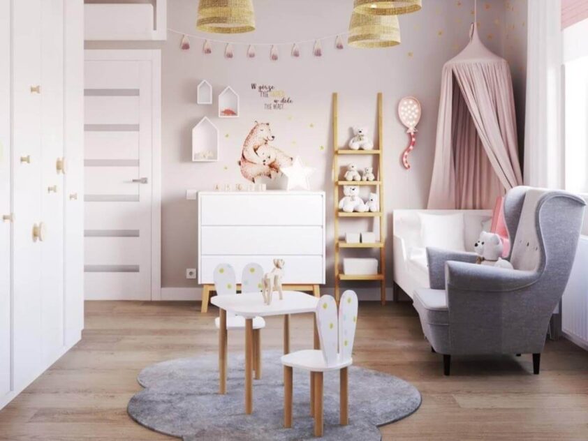 jasny pokój dla dziewczynki z lampką w kształcie balonika