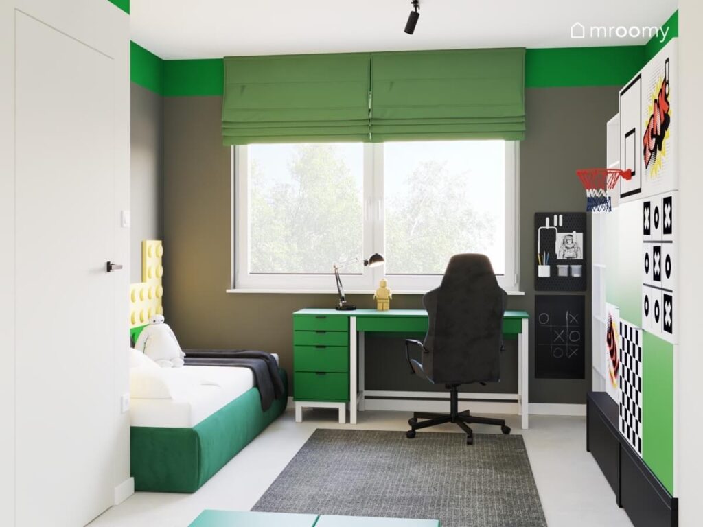 Szary pokój dla chłopca z zielonym tapicerowanym łóżkiem zielonym biurkiem oraz organizerami