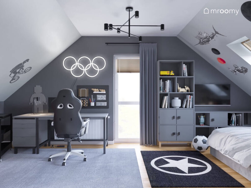Szary poddaszowy pokój dla chłopca a w nim szare meble oraz dywany ledon z logo igrzysk olimpijskich