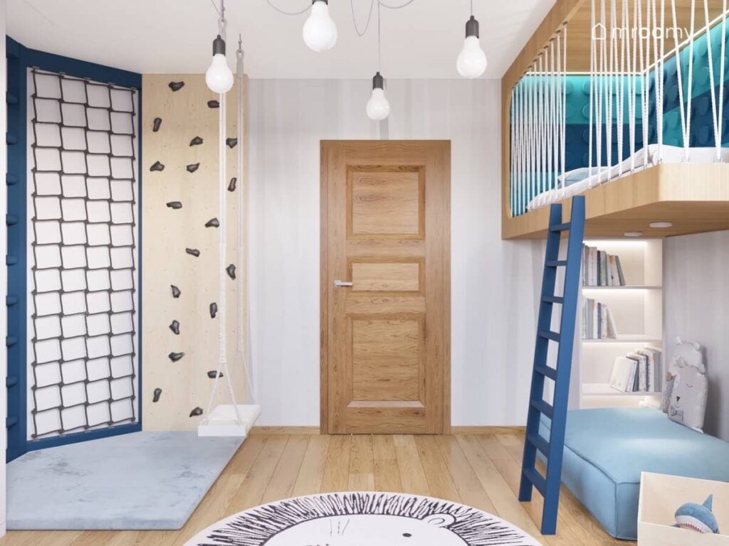 Jasnoszary pokój dla chłopca ze ścianką i siatką wspinaczkową huśtawką wiszącą oraz antresolą z miejscem do spania