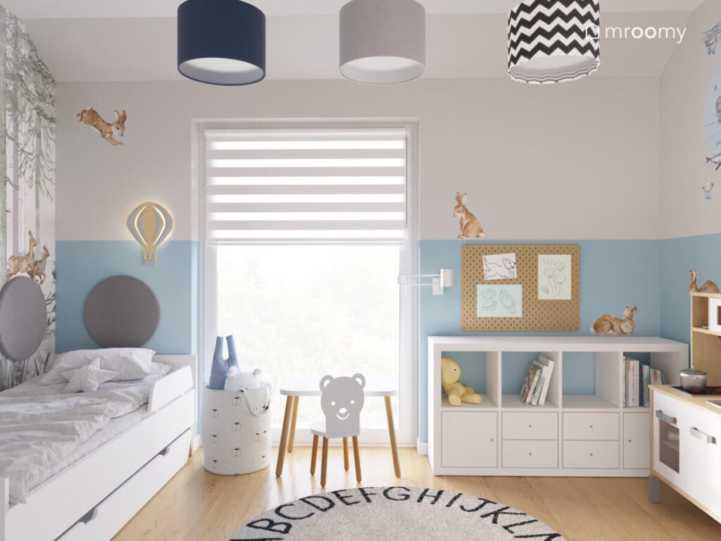 Błękitno szary pokój dla chłopca z białymi meblami naklejkami króliki oraz dywanem z alfabetem