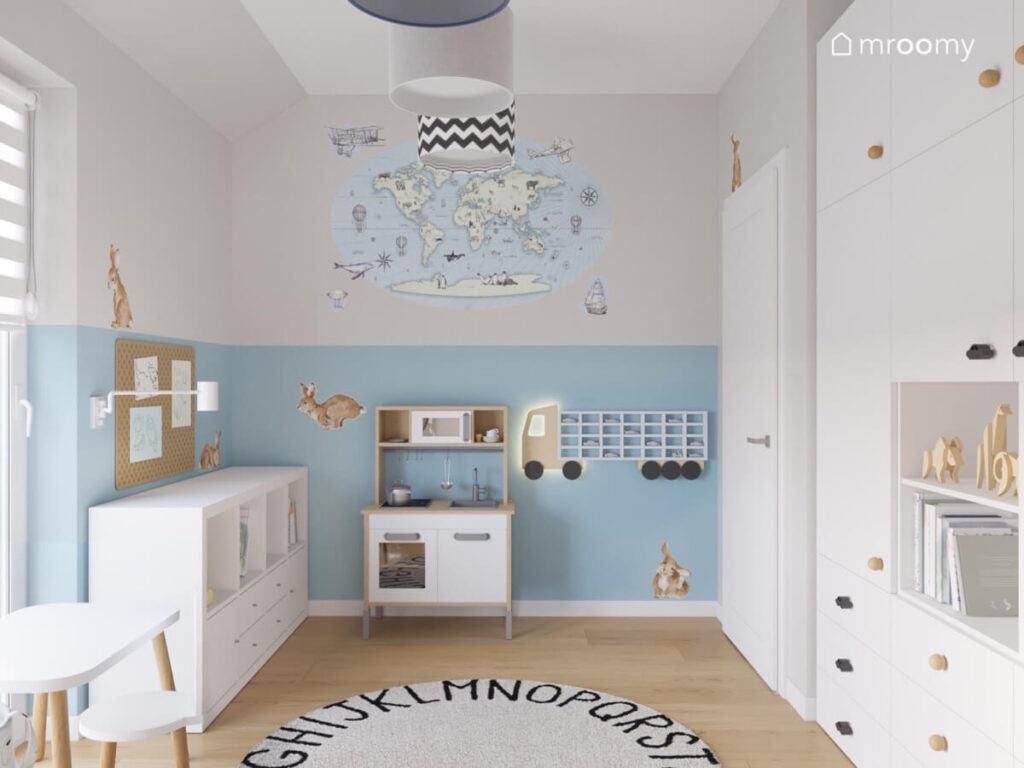 Szaro błękitny pokój dla małego chłopca z białymi meblami mapą świata oraz dywanem z alfabetem