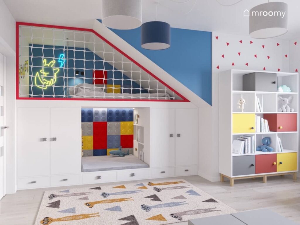 Antresola w miejscem do spania w pokoju chłopca uzupełniona kolorowymi panelami w kształcie klocków oraz ledonem z Pikachu