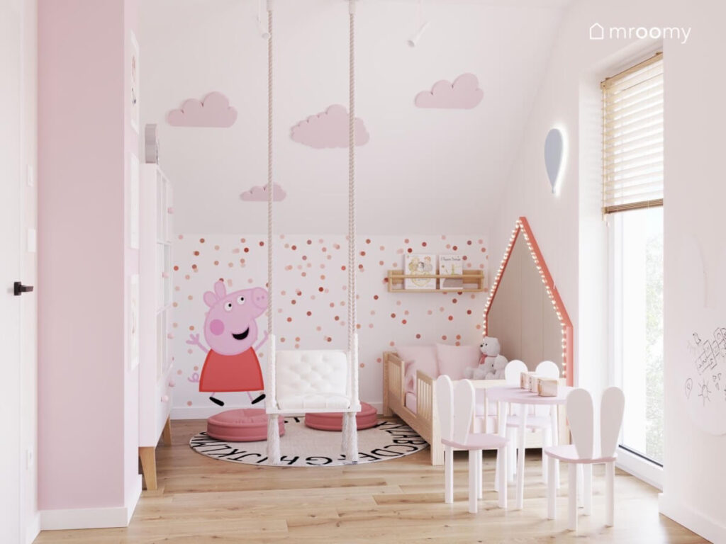 Skos w poddaszowym pokoju dziewczynki na nim różowe chmurki a na ściance kolankowej kropki oraz Świnka Peppa