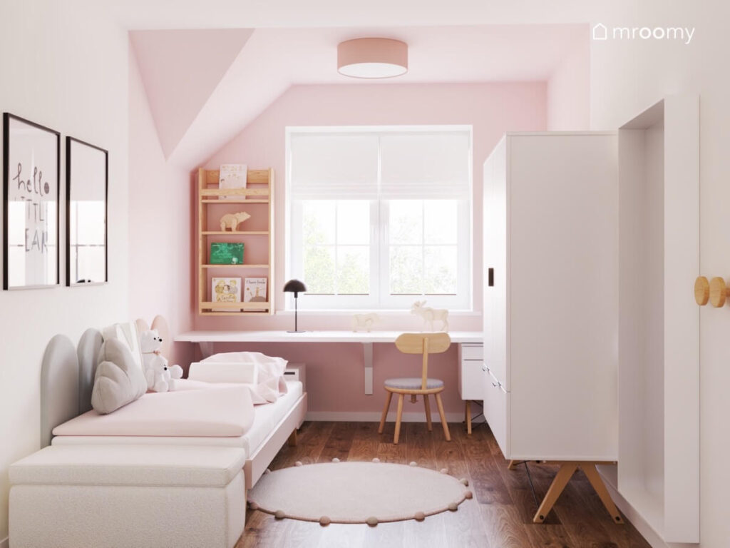 Jasny pokój na poddaszu dla dziewczynki a w nim białe meble z drewnianymi elementami a na suficie plafon